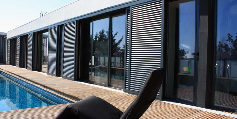 Volet coulissant en bois - Menuiserie